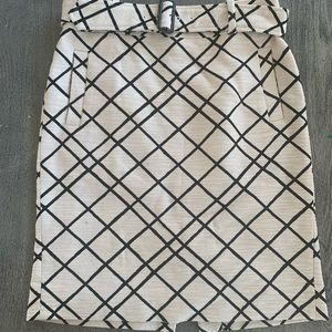 Banana Republic Pencil Skirt/ Geometric Print with side pockets. Size 8